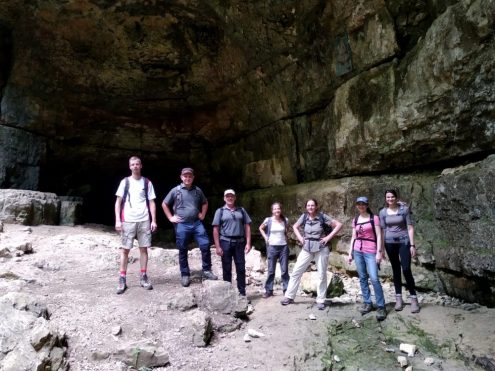 Fitte Weitwanderer vor der Falkensteiner Höhle, Foto: Michael Schmitt
